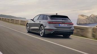 Der A6 Avant im schrägen Heckprofil, während er eine Küstenstraße entlangfährt.