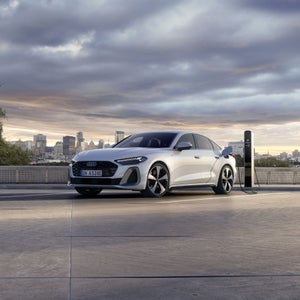 A5 Limousine e-hybrid staat bij een laadpaal op een parkeerplaats