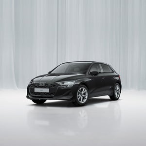 Dreiviertel-/Frontansicht eines schwarzen Audi A3 in neutraler Studioumgebung.