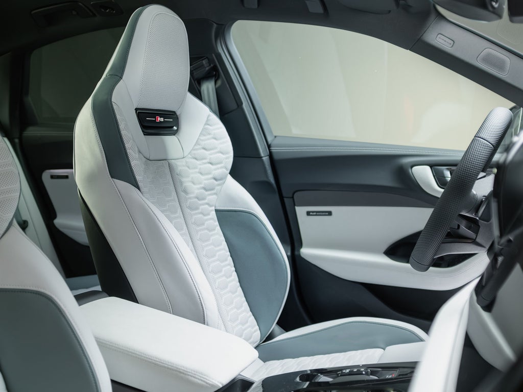 Innenraumaufnahme der Audi RS 5 Limousine durch die Beifahrertür. Der Fokus liegt auf den Sitzen, die die hochwertige Audi-exclusive-Ausstattung zeigen.; An interior shot of the Audi RS 5 Saloon taken through the passenger door. The focus is on the seats, which showcase the high-quality Audi exclusive trim.