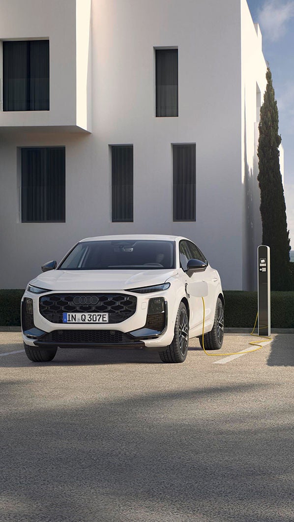 Vista frontale di Audi Q3 Sportback e-hybrid in fase di ricarica