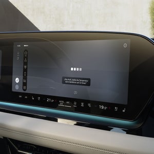 Nahaufnahme des MMI touch-Displays, auf welchem die Oberfläche des Audi assistant gezeigt wird.