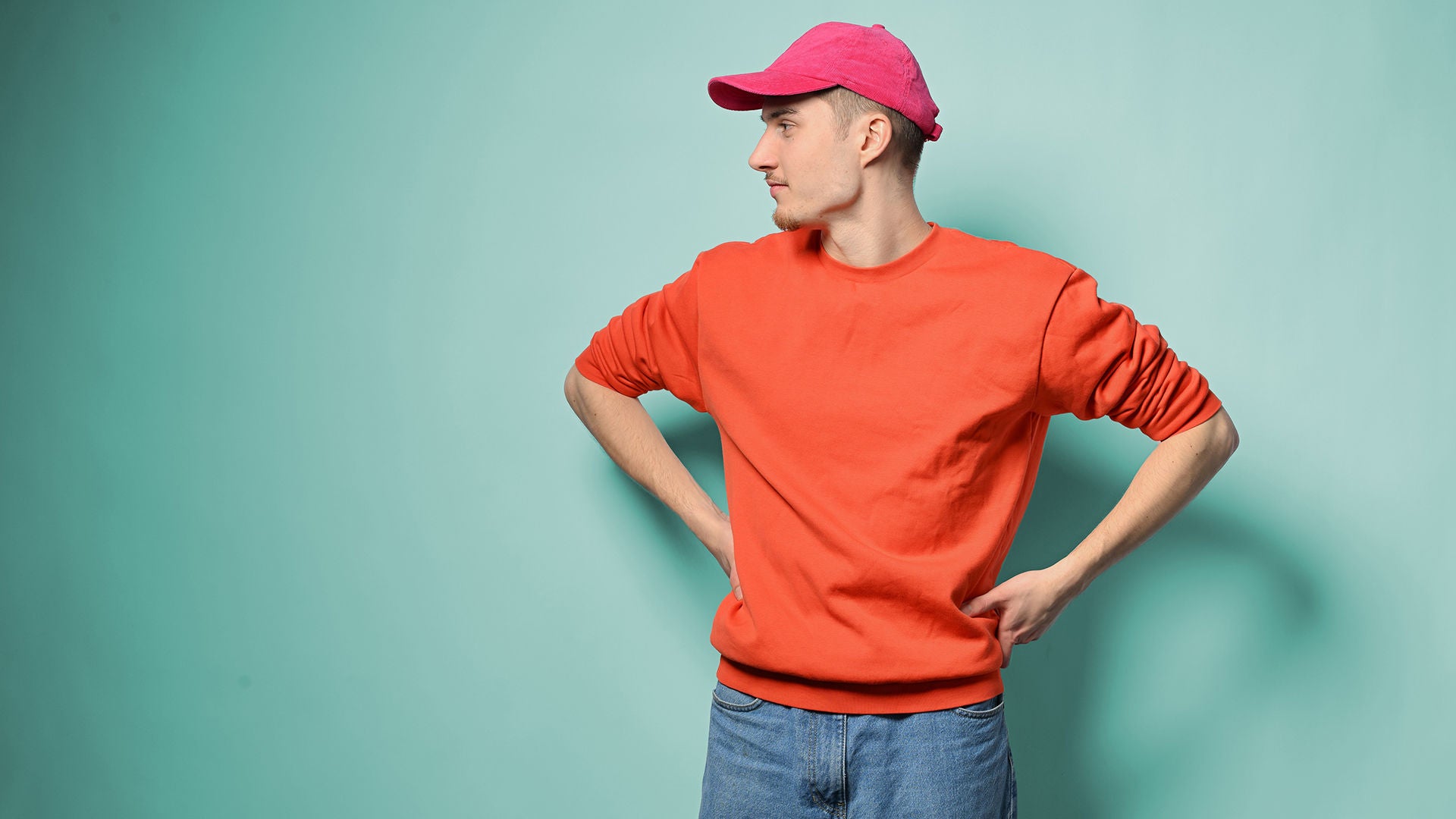 Noah schaut nach links mit den Händen in den Hüften