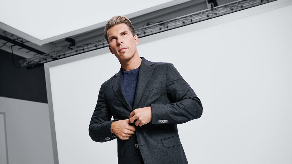 Florian Gschwandtner boutonne sa veste.