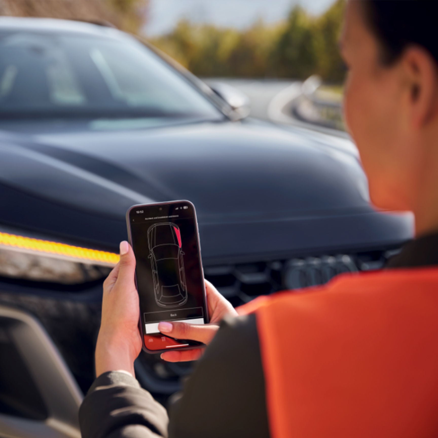 Un uomo accede ad Audi charging dal suo smartphone attraverso la app myAudi