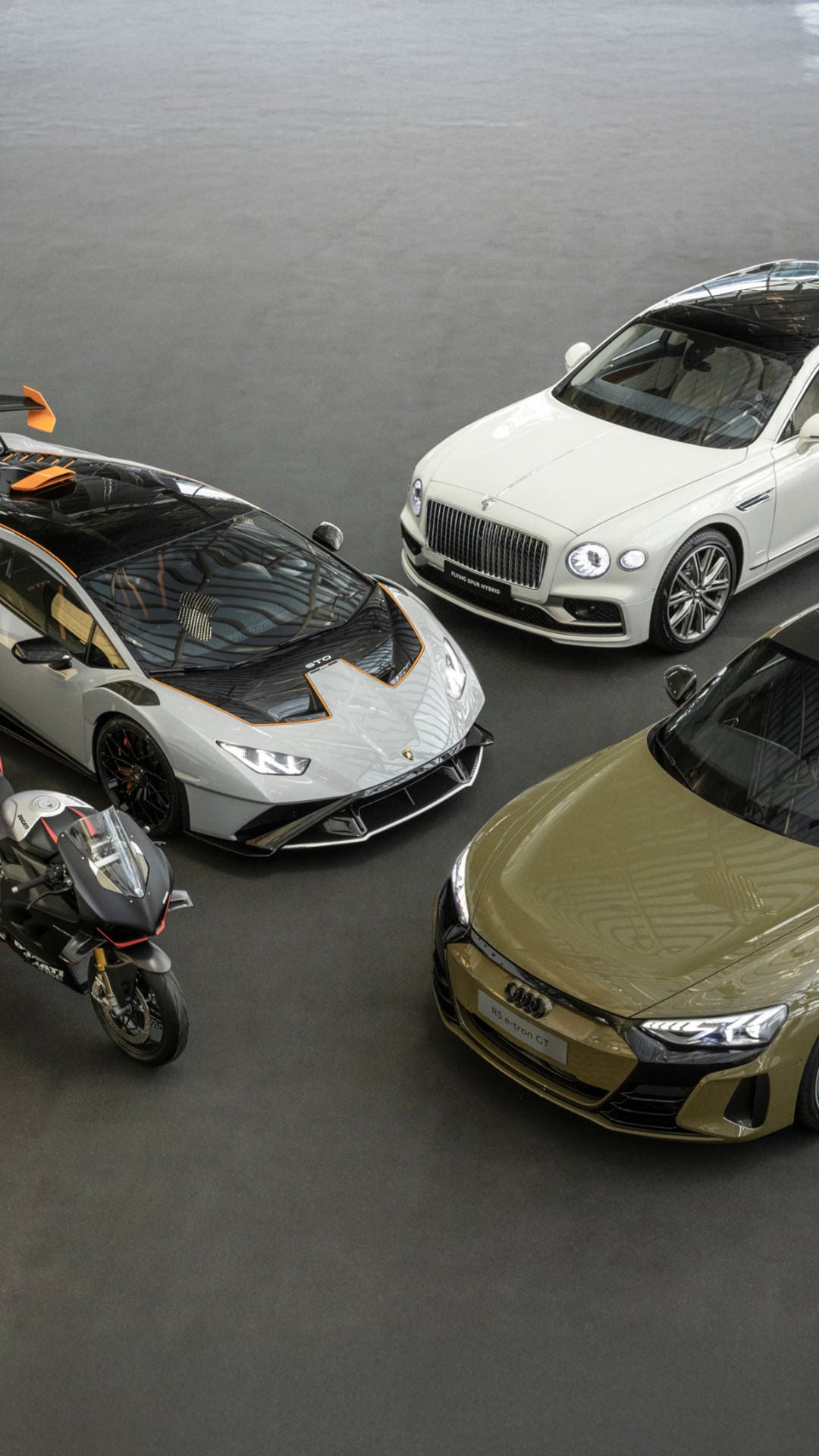 Fahrzeuge vom Typ Audi, Lamborghini, Ducati und Italdesign sowie Bentley