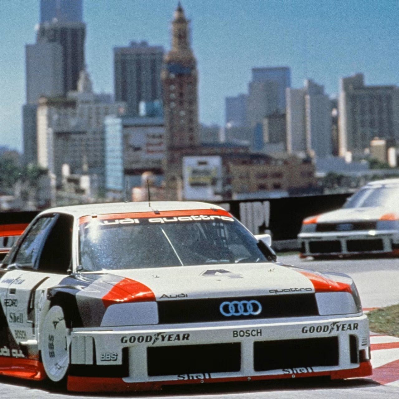 Audi 90 quattro under ett stadslopp i Tampa, Florida.