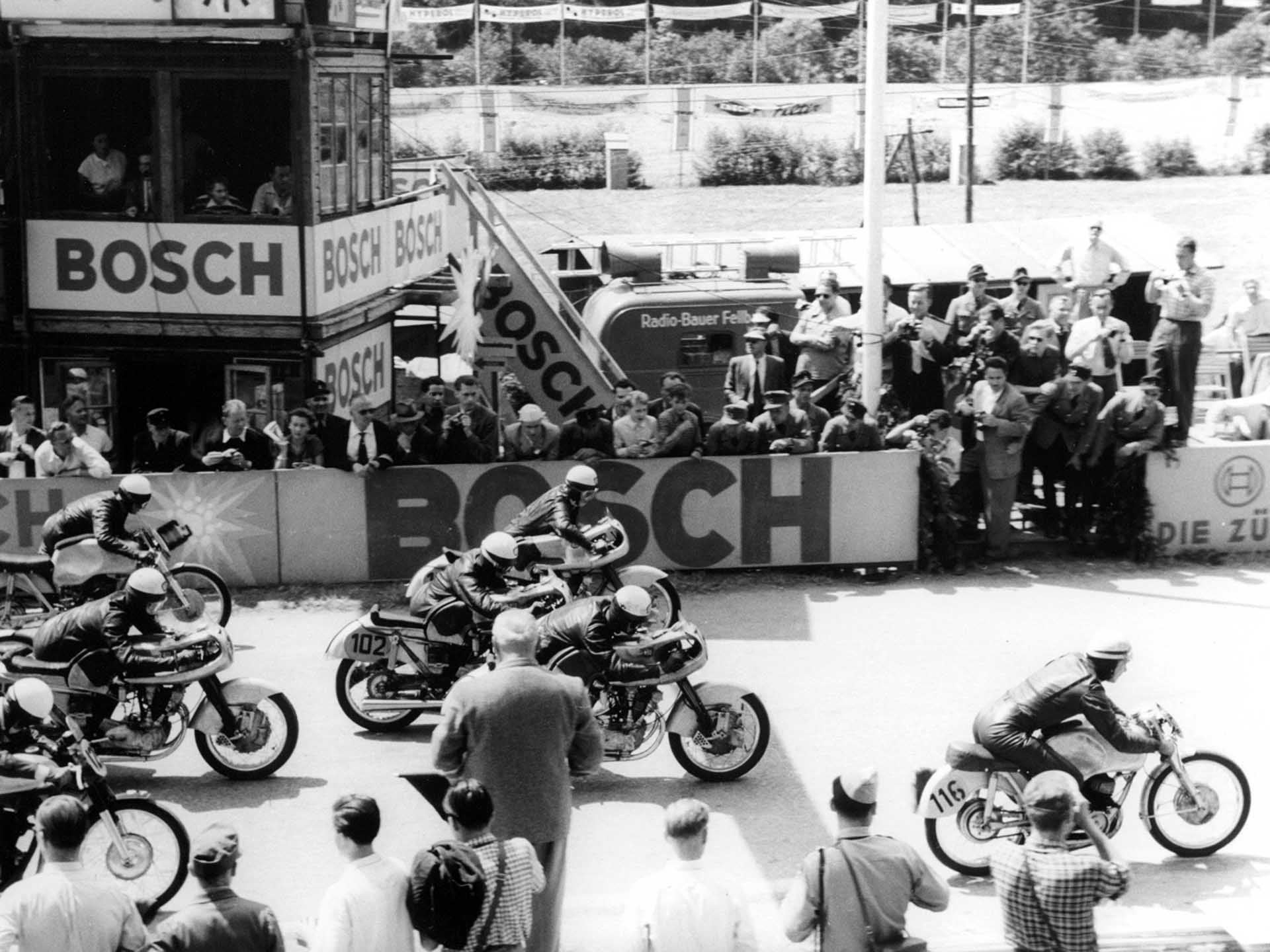 Das Foto zeigt den Start eines Motorrad-Rennens, inklusive NSU Motorrädern.