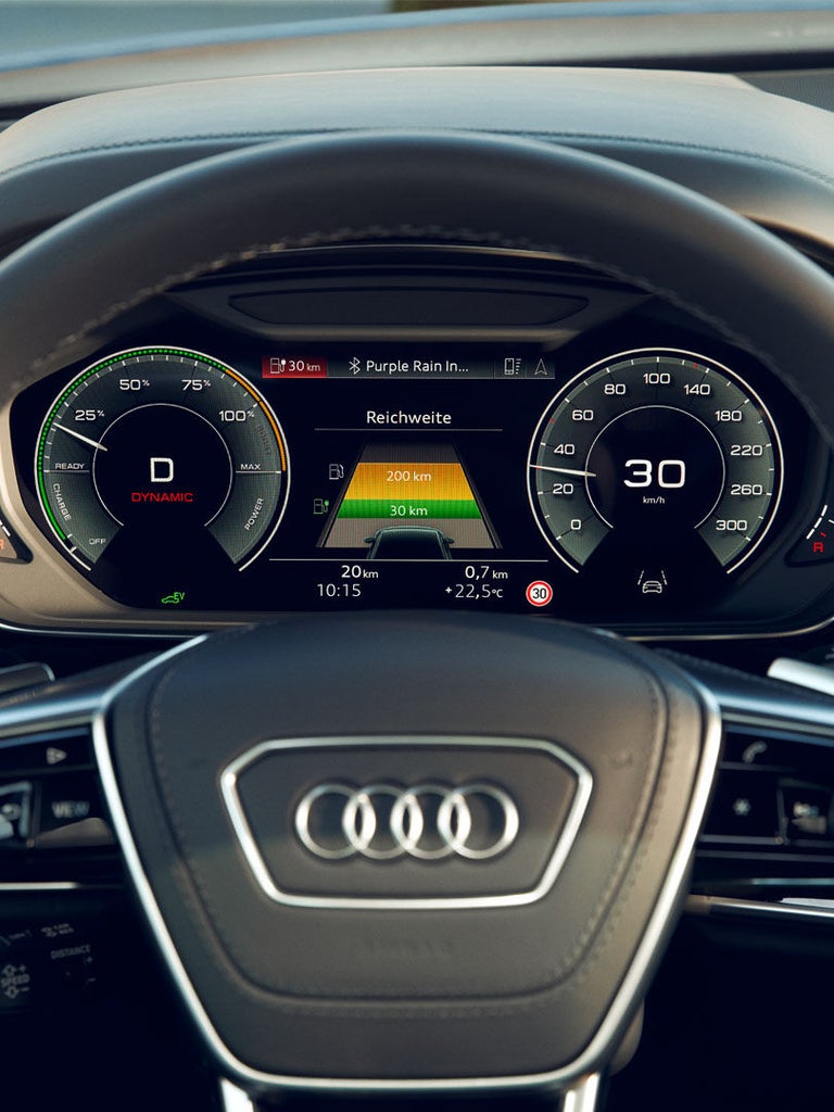 Digitales Audi-Cockpit zeigt Tachometer, Reichweite, Fahrmodus und Geschwindigkeit an.