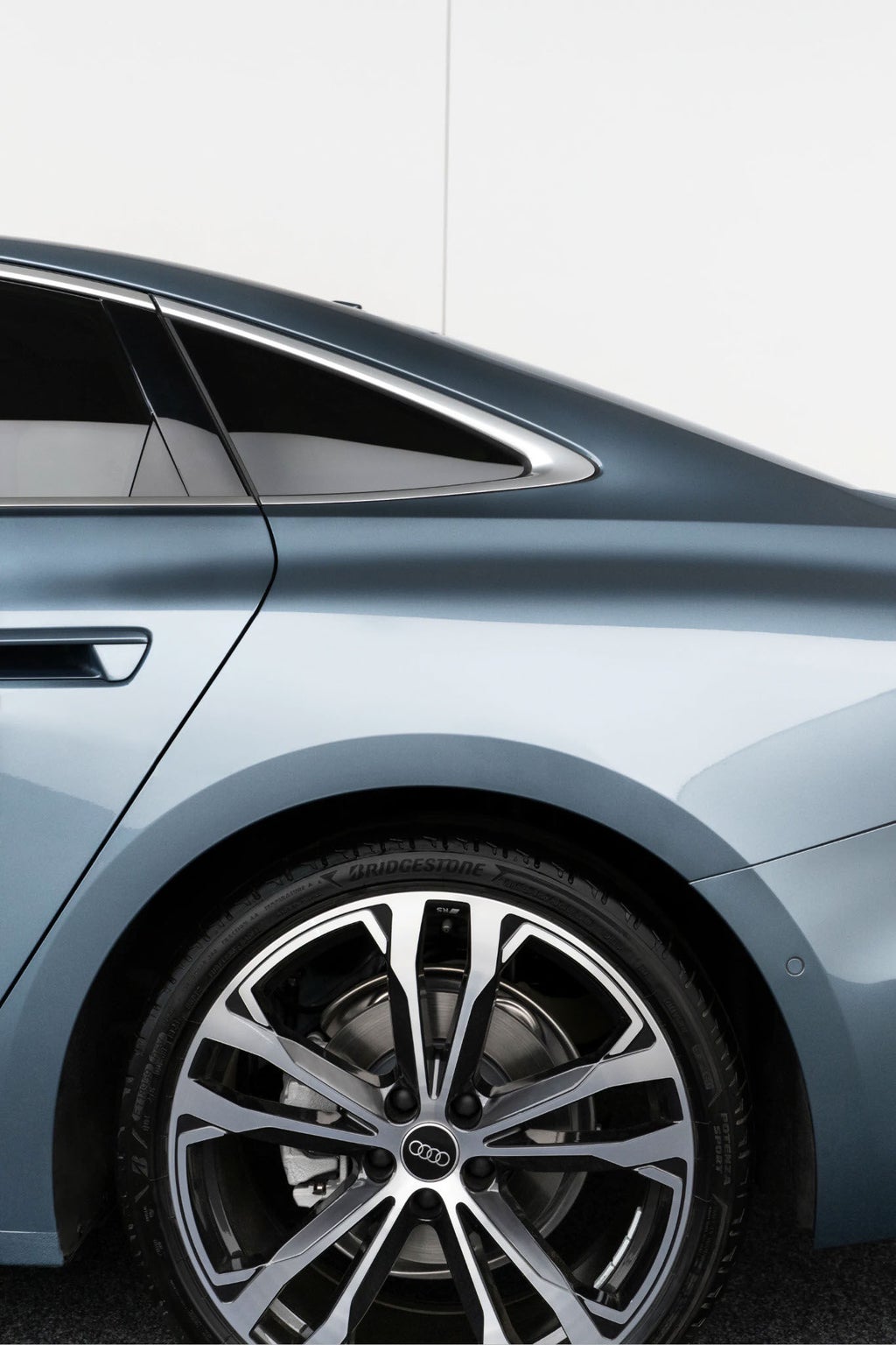 D-pillar with rear wheel Audi A5.