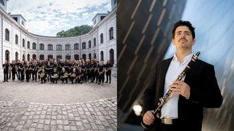 Links großes Blasorchester im Innenhof, rechts Mann im Anzug mit Klarinette vor modernem Gebäude.