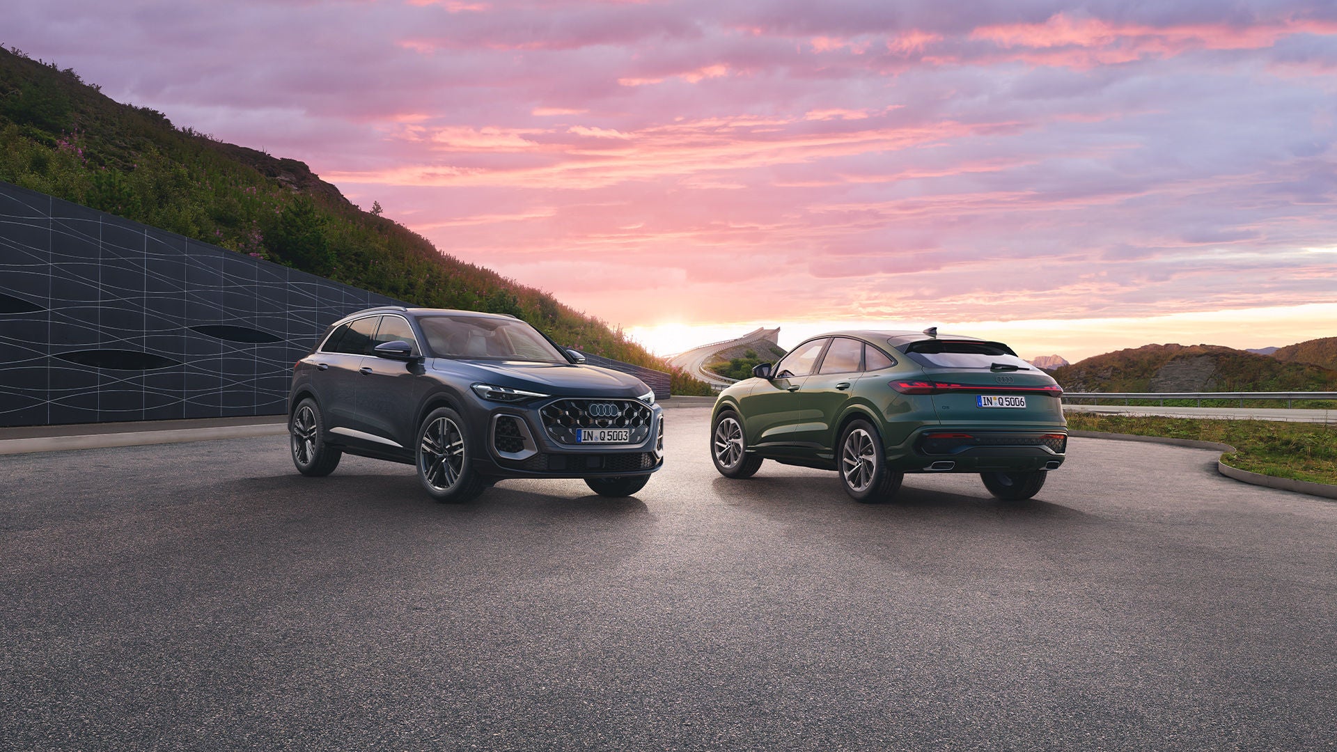 Deux Audi Q5 sur une route au coucher du soleil.