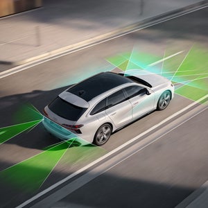 Der A6 Avant e-hybrid von schräg oben. Vom Heck und der Front aus unterteilen grüne und blaue Vektoren die Flächen hinter und vor dem Fahrzeug.&nbsp;