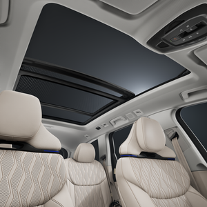 Vue depuis le côté passager de l'habitacle du SUV Audi Q7, avec un gros plan sur le toit ouvrant panoramique.