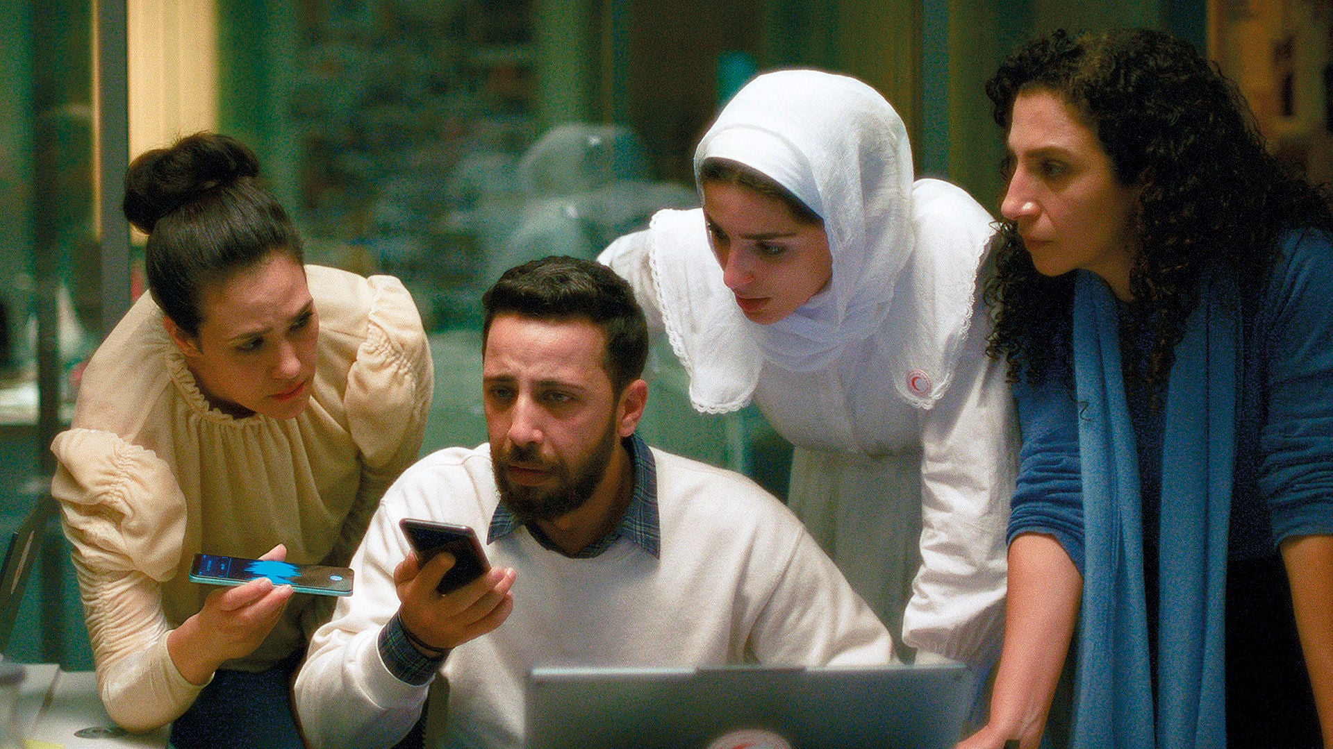 Mitarbeiter des Palästinensischen Roten Halbmonds erhalten einen Notruf.