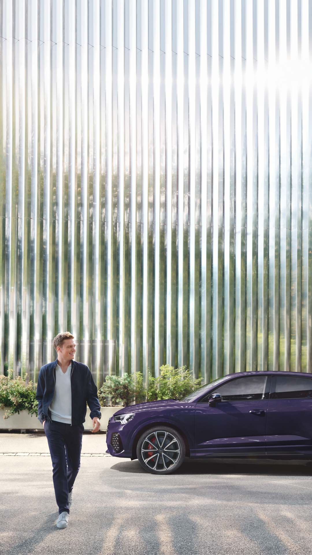 Side view of the RS Q3 Sportback in the Audi exclusive color velvet violet