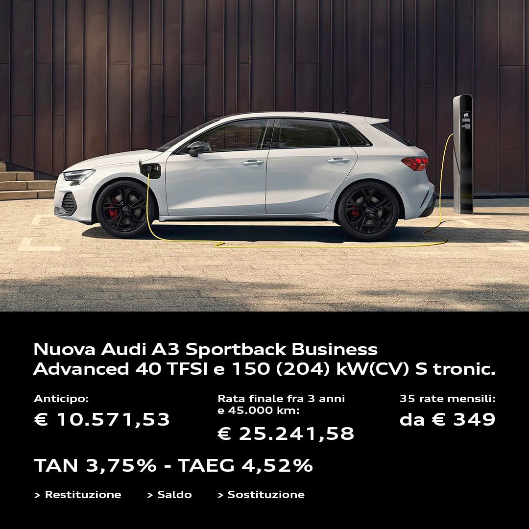 A3 Sportback TFSI e  bianca parcheggiata e collegata a una colonnina di ricarica elettrica