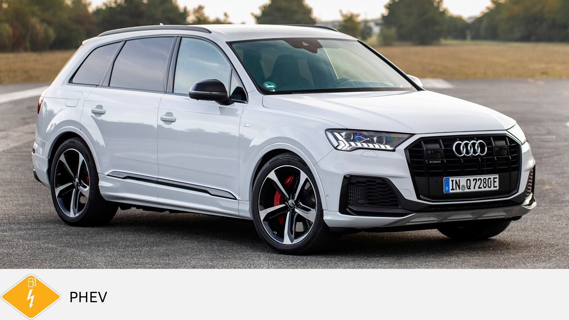 White Audi Q7 TFSI e standing on empty space, at an angle from the front. Yellow PHEV symbol with petrol pump below.