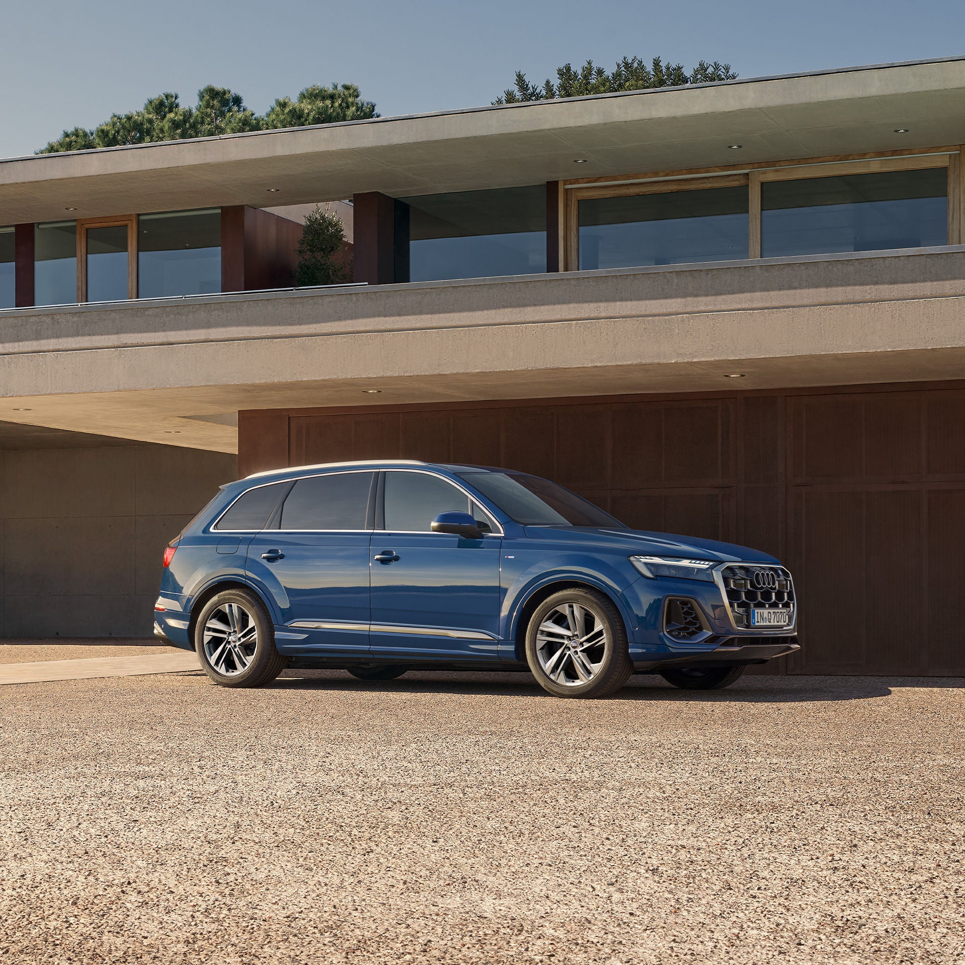 Audi Q7 > アウディジャパン