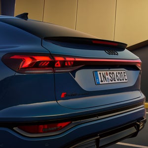 Nahaufnahme der linken, hinteren Heckleuchte des SQ6 SUV e-tron.