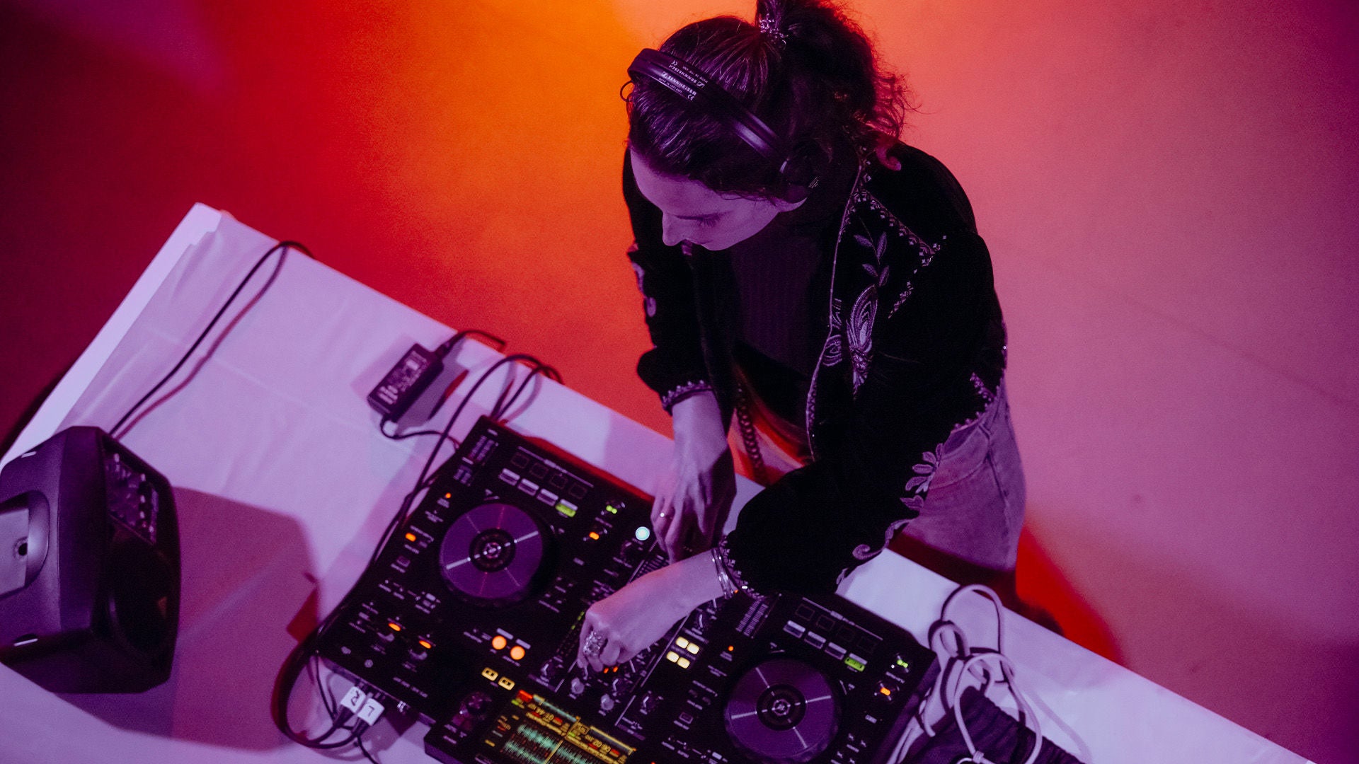 Eine Person am DJ-Pult.