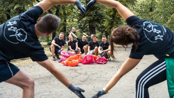 Zwei Personen formen mit ihren Armen ein Herz