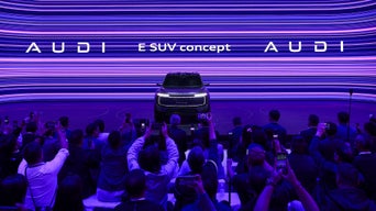 AUDI E SUV concept in einer Messehalle vor vielen Zuschauern, die Bilder machen