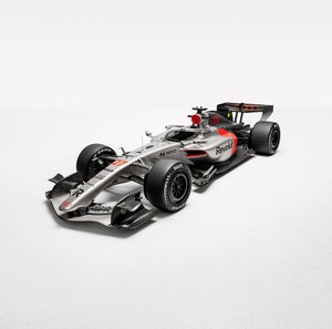 Leicht erhöhter Blick von schräg vorn auf den Audi R26.