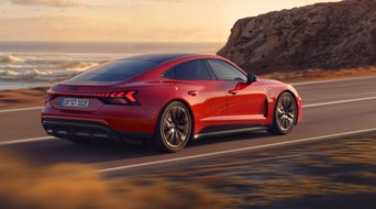 e-tron GT quattro gezien van schuin linksachter.