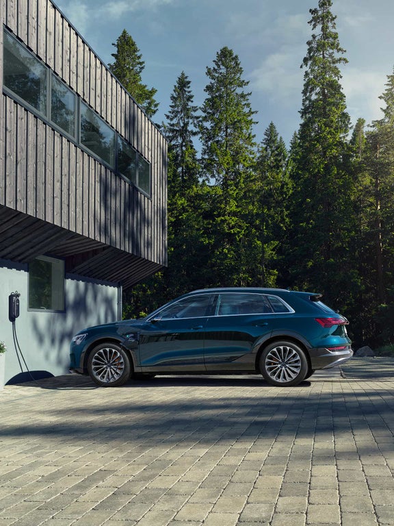 Side view Audi e-tron