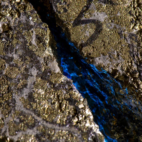 Aufsicht auf Felsen. Durch die Felsen schlängelt sich ein enges Flussbett.