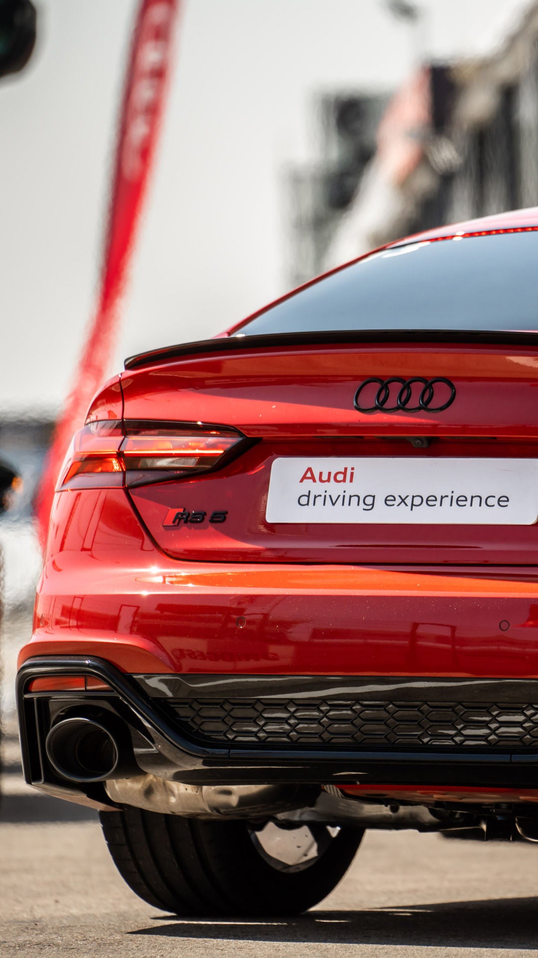 Foto de los cursos de conducción Audi driving experience en la que aparece un coche Audi Sport.