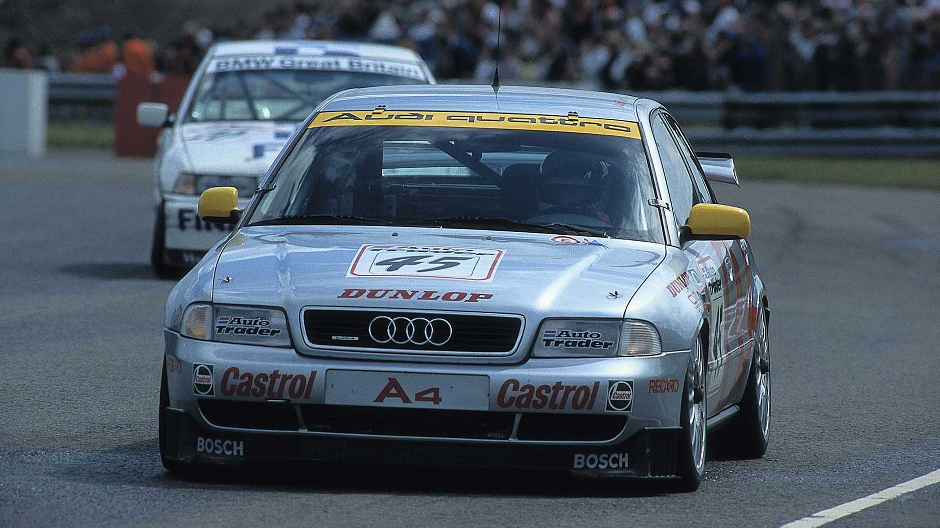 Das Foto zeigt einen Audi A4 quattro-Rennwagen auf der Strecke in Großbritannien im Jahr 1996.