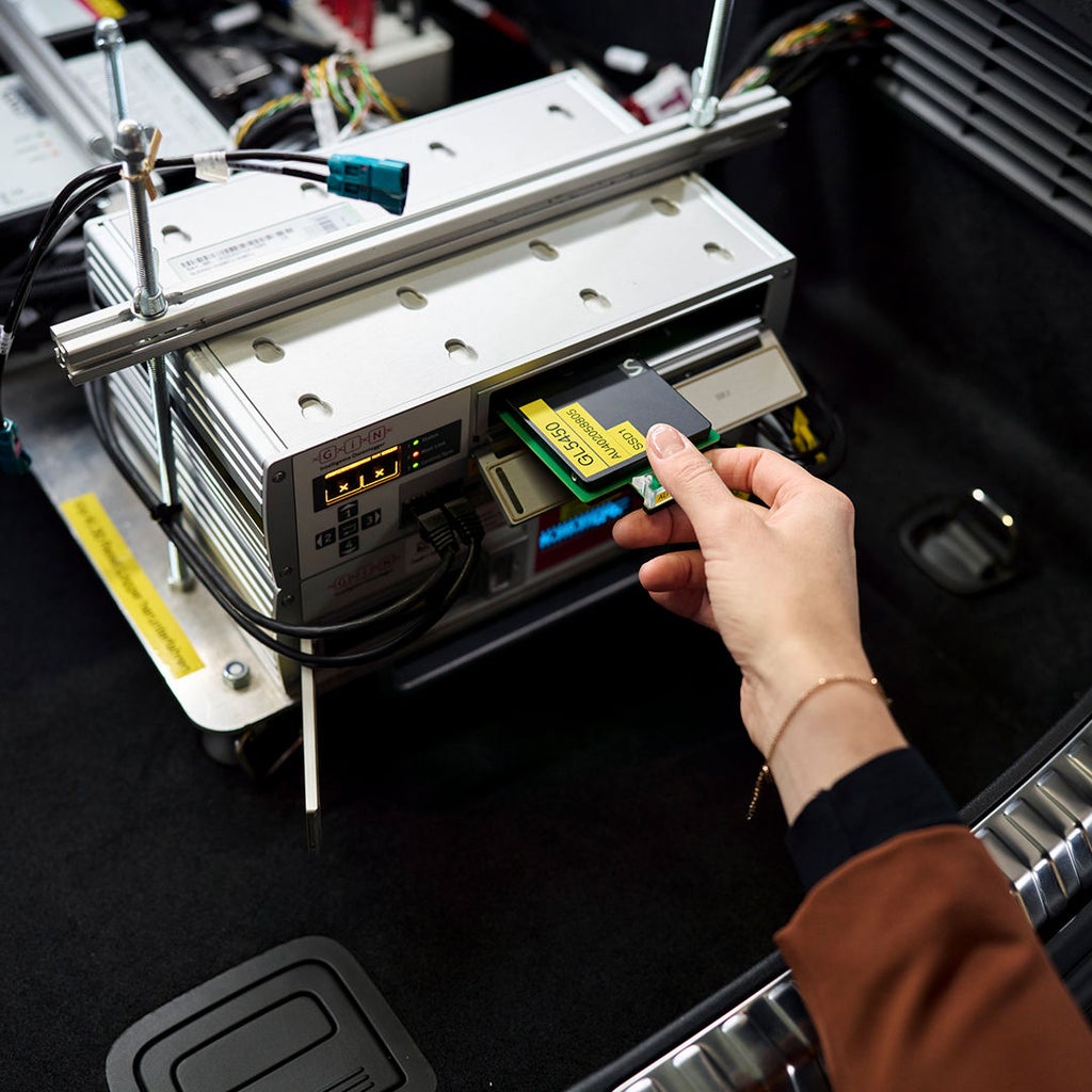 Sophia Schupritt inserts a chip into a device