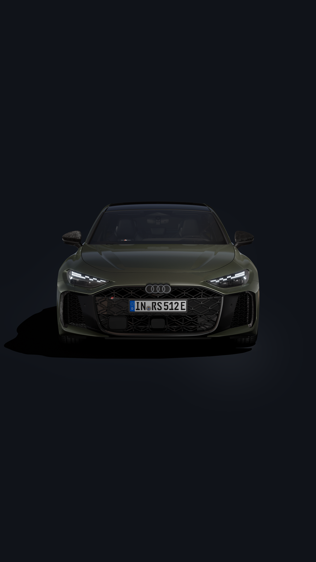 Die RS 5 Limousine im Schrägprofil von vorn auf dunklem Hintergrund.