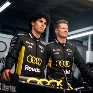 タツィオ・ヌヴォラーリへのオマージュとして特別にデザインされた、Audi Revolut F1 Teamのレーシングスーツを着用したガブリエル・ボルトレトとニコ・ヒュルケンベルグ