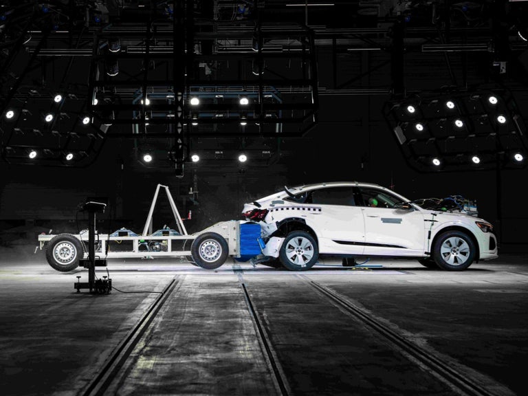  Heckcrashtest mit einem Audi Q8 e-tron 
