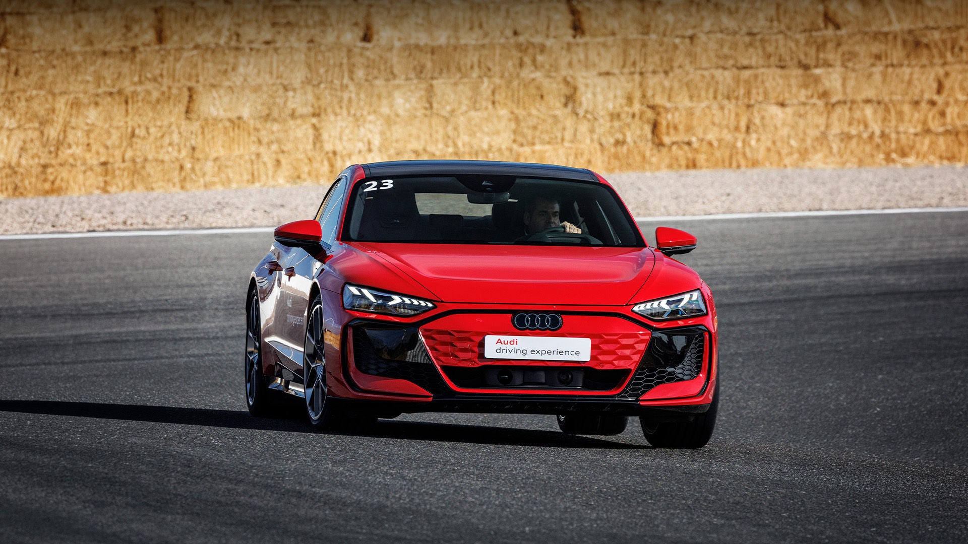Un modelo Audi Sport en los cursos de conducción Audi performance driving experience. 
