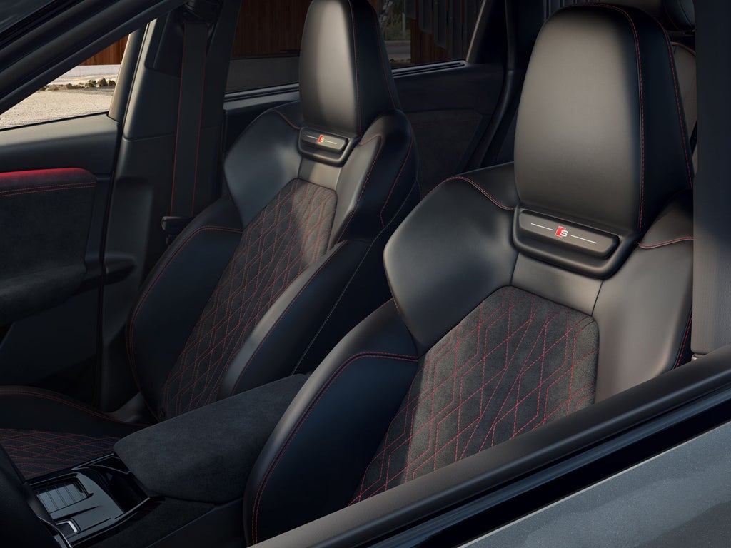 Die vorderen beiden Sitze des SQ6 SUV e-tron aus der Perspektive des Fahrerfensters.
