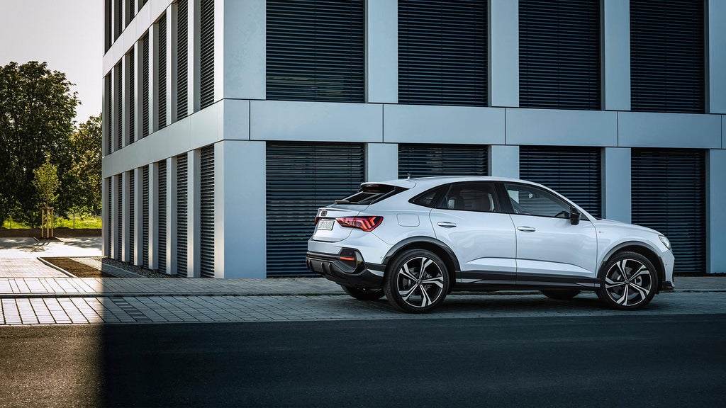 Foto de un coche híbrido enchufable.