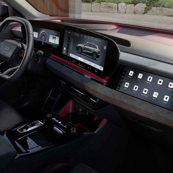 Panoramaskärmen ur passagerarens perspektiv. Interiören badar i rött omgivningsljus.