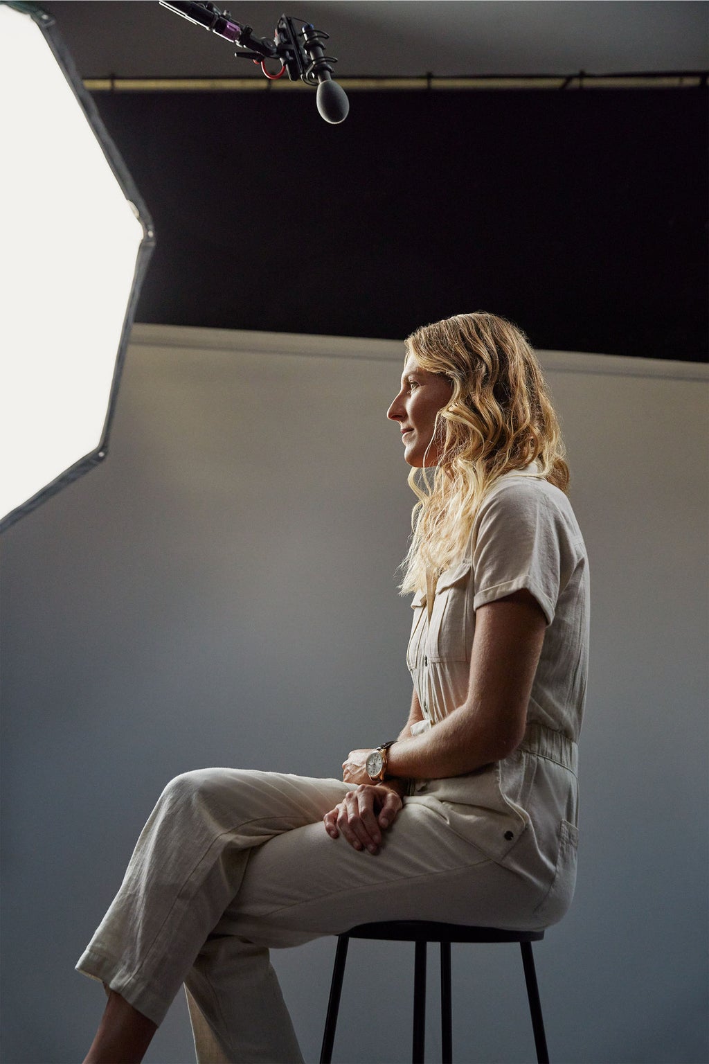 Steph Gilmore assise sur un tabouret sur le tournage.