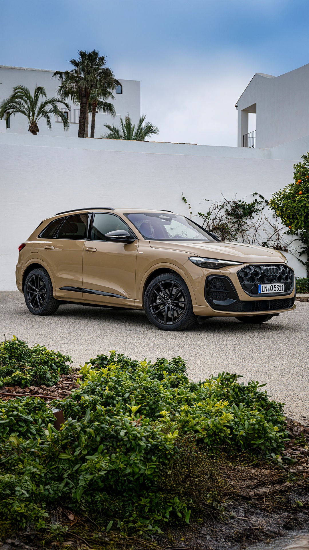 beež Audi Q5 SUV pargituna majaette eest nurgavaates