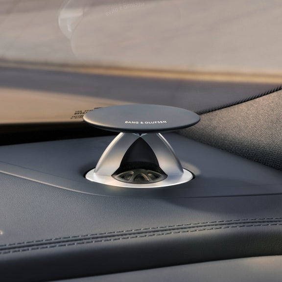 Close-up van een luidspreker van het Bang & Olufsen-geluidssysteem.
