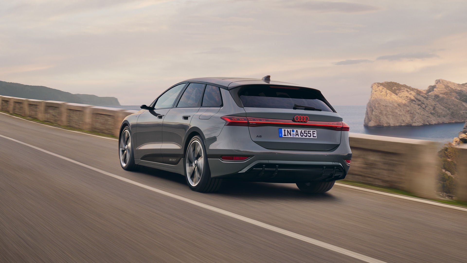 A6 Avant e-tron an einer Ladestation