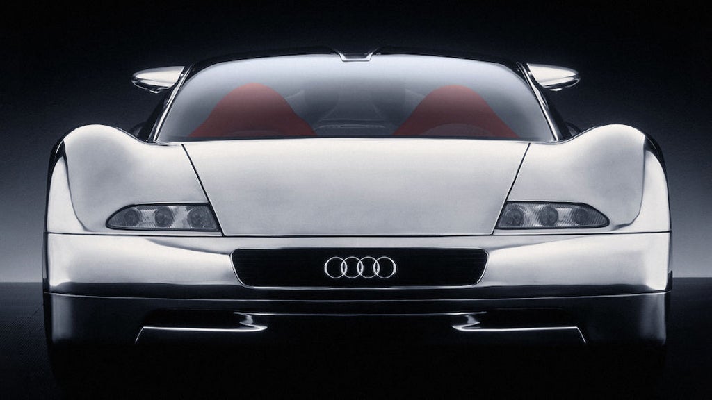 Frontansicht eines historischen Audi Rennwagens vor dunklem Hintergrund.