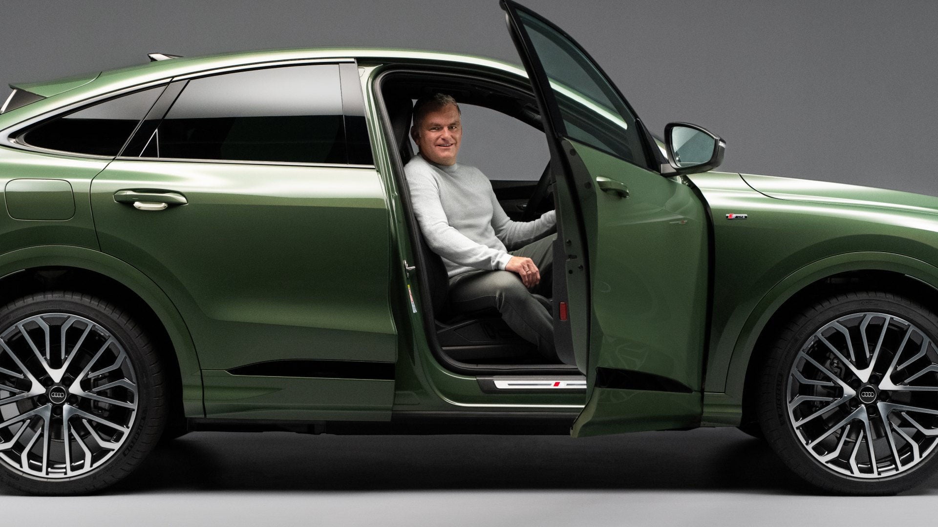 Displayentwickler Roland Sager auf dem Beifahrersitz des Audi Q5 Sportback.