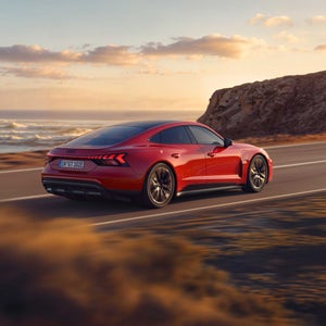 Röd e-tron GT quattro kör på en väg vid havet
