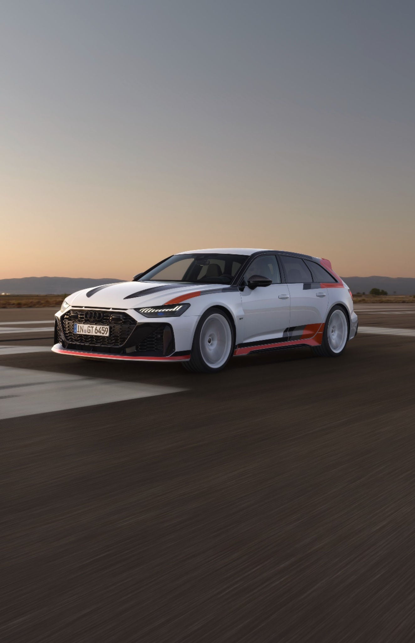 Vit Audi GT på en racingbana