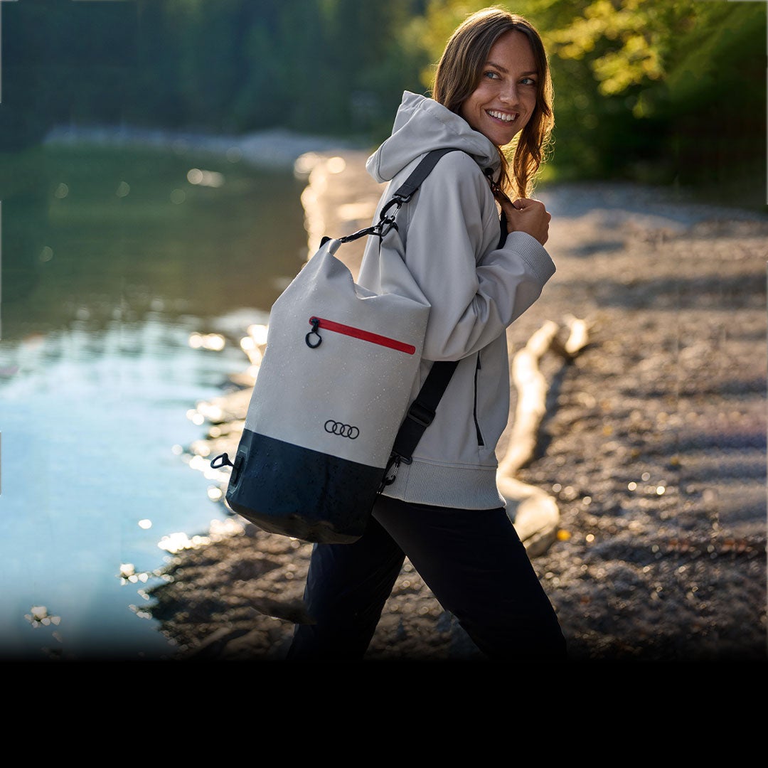 防水仕様のAudi ドライバッグ